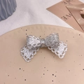Detailopname van een zilveren glitter haarclip met kant op een keramische schaal - Zilver (ong. 7.2cm)