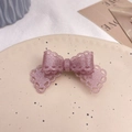 Detail van roze glitter strik haarspeld met kantranden op een decoratief bord - Lichtroze (ong. 7.2cm)
