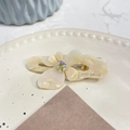 Détail de la pince à cheveux fleur en acétate crème avec cristal et clip doré - Pince Bec de Canard Papillon Strass / Blanc Cassé