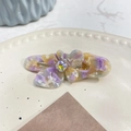Détail de la pince à cheveux en acétate avec motif marbré et cristal élégant - Pince Bec de Canard Papillon Strass / Motif Floral Violet