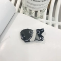 Détail d'une pince à cheveux panda mignonne avec finition polie et émail noir et blanc - Pull Gris Chien Noir