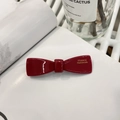 Détail du nœud à cheveux bordeaux en acrylique avec lettrage doré France Handmade - Red Bow Spring Clip / Rouge