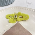Dettaglio del fermaglio per capelli a fiore in acetato giallo con gemma colorata - Molletta a Becco d'Anatra Farfalla con Strass / Giallo e Verde