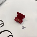 Détail d'une pince à cheveux ours bordeaux en acétate avec lettrage doré fait main - Red Bear Hair Claw / Rouge