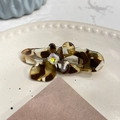 Dettaglio del fermaglio per capelli a fiore in acetato tartarugato con cristallo lucido - Molletta a Becco d'Anatra Farfalla con Strass / Gelatina di Caffè