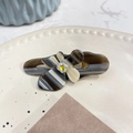 Dettaglio del fermaglio in acetato con gemma gialla e motivo effetto marmo chic - Molletta a Becco d'Anatra Farfalla con Strass / Righe Grigio Marrone