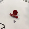 Gros plan d'une pince à cheveux en résine rouge vin brillant avec lettrage doré chic - Red Crisscross Hair Claw / Rouge