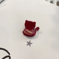 Détail d'une pince à cheveux chat rouge foncé avec une inscription dorée faite main - Red Cat Hair Claw / Rouge