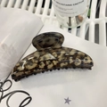 Large amber marble hair claw clip with tortoise shell pattern on a fashion magazine - 12cm / Brown Wood Grain Flower Leopard