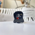 Pince à cheveux monstre en acétate noir avec œil unique et langue rouge style Y2K - Petit Monstre Noir