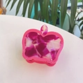 Pinza per capelli a forma di mela in acetato marmorizzato rosa con dettaglio foglia - Mela Rosa (Circa 7cm)