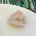 Pince à cheveux rose en acétate avec perle brillante et strass sur un bureau blanc - Pince Carrée Épaissie Perle Strass / Rose d'Eau