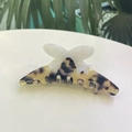 Dettaglio della pinza per capelli in acetato tartarugato con farfalla bianca fine - Tartaruga - Fiocco Molla Capelli (Circa 11 cm)