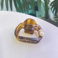 Pince à cheveux motif écaille de tortue avec perle et cristal sur fond blanc - Pince Carrée Épaissie Perle Strass / Motif Écaille de Tortue Brun