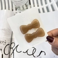 Paio di fermagli per capelli a fiocco in resina traslucida marrone chiaro su carta - Cachi