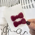 Paio di fermagli per capelli rosso vino con scritte dorate fatte a mano su carta espositiva - rosa acceso