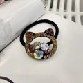Dettaglio di elastico nero per capelli con pendente a gatto in strass e resina tartarugata - Tortoise