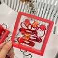 Chinesisches Neujahr Geschenkset mit roten Haarklammern, Glücksknoten und kleinen Taschen - Frühling Chinesischer Knoten (春中国结套盒)