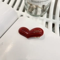 Detailaufnahme einer roten Herz-Haarspange aus Harz mit goldener französischer Gravur - Verdicktes Herz (ca. 3,9 cm) / Rot