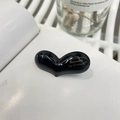 Detalle de una pinza para el pelo con forma de corazón negro brillante y letras doradas - Corazón Engrosado (Aprox. 3.9cm) / Negro