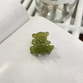 Détail macro d'une pince à cheveux ours en acétate vert avec des yeux en strass - Mini (Env. 2cm) / Vert
