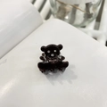 Vue macro détaillée d'une pince à cheveux ours brun en acétate avec des accents de cristal - Mini (Env. 2cm) / Café Noir