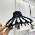 Dettaglio del fermaglio per capelli nero fatto a mano con logo dorato France Handmade - Petalo vuoto (Grande) / Nero Lucido