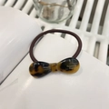 Élastique à cheveux marron élégant avec nœud en écaille de tortue et détail doré - Écaille Foncée