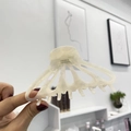 Dettaglio del grande fermaglio per capelli in acetato con scritta France Handmade e marmo - Petalo vuoto (Grande) / Bianco Sporco