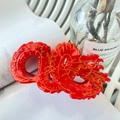 Dettaglio ravvicinato di un fermaglio per capelli a forma di drago rosso in acetato - Dragone della Fortuna / Rosso