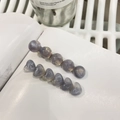 Détail de deux barrettes en résine marbrée lavande avec perles rondes et cœurs - Gris Violet