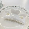 Pinza per capelli a cuore bianco perlato con glitter e design scavato su piatto di ceramica - 10.5cm / Bianco