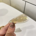 Detailaufnahme der handgefertigten irisierenden Haarspange mit Perlglanz-Effekt - Weißes Perlmutt