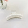 Dettaglio molletta per capelli con texture marmo bianco e finitura madreperla su fondo bianco - Bianco Marmo Stile Francese (Circa 10.5)