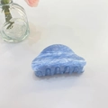 Dettaglio della molletta per capelli in acrilico blu marmorizzato con denti multipli - Blu Marmo Semicerchio (Circa 8)