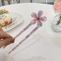 Detail der Blumen-Haargabel aus Acetat mit Marmorstruktur und glitzerndem Strassstein - Transparent Lila Blaue Blume