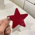 Fermaglio per capelli a stella rosso vivace stile Y2K con superficie in resina lucida - Stella a Quadri Rossi e Neri / Rosso
