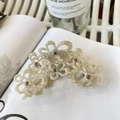 Detail der Blumen-Haarklammer aus Acetat mit cremefarbenen Blüten und rosa Kristallen - Beige Achat Katzenauge Blume (9cm)
