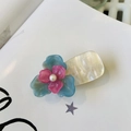 Pinza para el pelo flor Y2K con pétalos azules y perla en clip nacarado - Aprox. 6,2 cm / Azul Rosa - Perla de Sirena