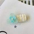 Gros plan d'une pince à cheveux fleur en acétate avec perle sur carte à étoiles - Env. 6,2 cm / Vert Lait - Perle de Sirène