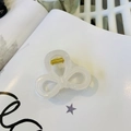 Dettaglio della molletta per capelli a fiocco bianco perlato con molla in metallo oro - Circa 5,5 cm / Bianco Gelatina - Fibbia a Farfalla Fiocco Piccolo