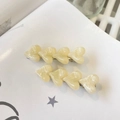 Detalle de dos pinzas para el cabello con corazones crema y textura de mármol suave - Estilo Cuádruple Corazón Blanco (Par)