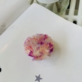 Detailansicht der Haarklammer in Muschelform mit rosa Marmor-Acetat und goldener Verzierung - Pink Violett Floral Muschel