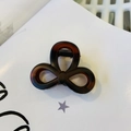 Dettaglio ravvicinato della molletta per capelli a guscio di tartaruga con triplo anello - Circa 5,5 cm / Marrone Rosso Opaco - Fibbia a Farfalla Fiocco Piccolo
