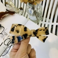 Pinza de pelo artesanal de acetato con lazo de leopardo para un peinado elegante de mujer - Carey Claro