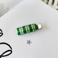 Vue détaillée d'une pince à cheveux à carreaux vert et jaune avec base en métal argenté - Plaid Vert