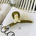 Dettaglio molletta per capelli verde oliva in resina con orsetto e cuore di perla - Stile Orso Verde Gelatina