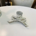Detail of acetate bow hair claw clip with marble texture and golden logo branding - Gray White Floral - Bow Streamer Claw Clip (Approx. 10cm)