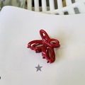 Dettaglio di una molletta per capelli a farfalla rosso scuro lucido con molla in metallo - Fermaglio a Granchio Farfalla Traforato / Circa 4,5 cm / Rosso Scuro Lucido