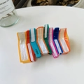 Farbenfrohe Haarklammer in Buchform im Y2K-Dopamin-Stil auf einem weißen Tisch - Oranges Buch (cszj22-0078)